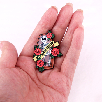 Nikdy lepšie kostlivé brošne s lebkou, rámom, humorným odznakom a doplnkami