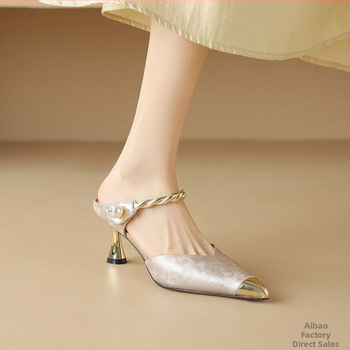 Nauji kiniško stiliaus antikvariniai elegantiški aukštakulniai moteriški pavasario ir vasaros nauji vakarietiško stiliaus baotou šlepetės madingi viršutiniai drabužiai iš šilko, minkštos odos