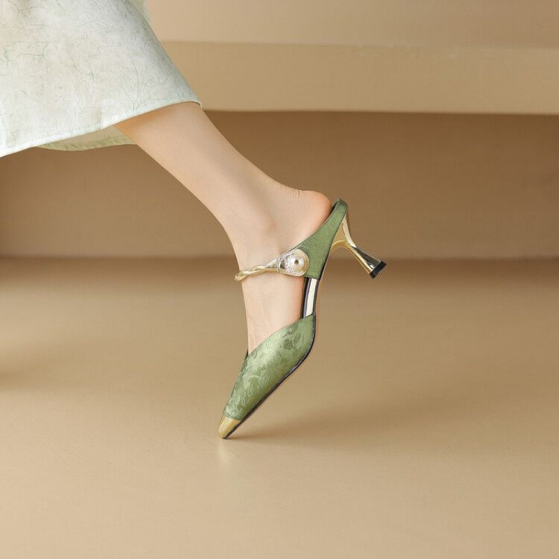 Nauji kiniško stiliaus antikvariniai elegantiški aukštakulniai moteriški pavasario ir vasaros nauji vakarietiško stiliaus baotou šlepetės madingi viršutiniai drabužiai iš šilko, minkštos odos