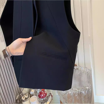 Jane`ile kena temperamendiga musta ülikonna vestiga jakk 2024. aasta kevadeks, uus väike lihtne jakk