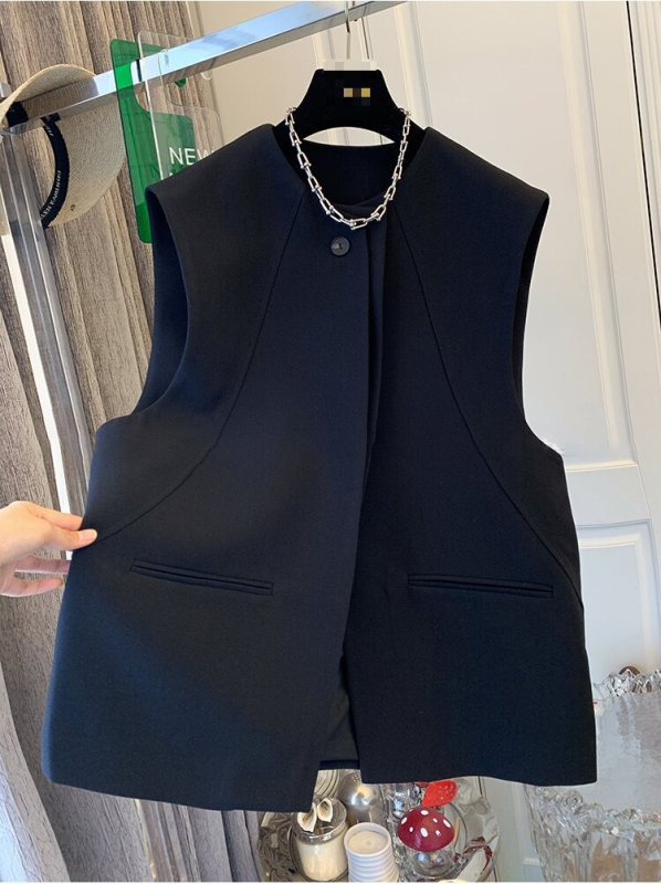 Jane`ile kena temperamendiga musta ülikonna vestiga jakk 2024. aasta kevadeks, uus väike lihtne jakk