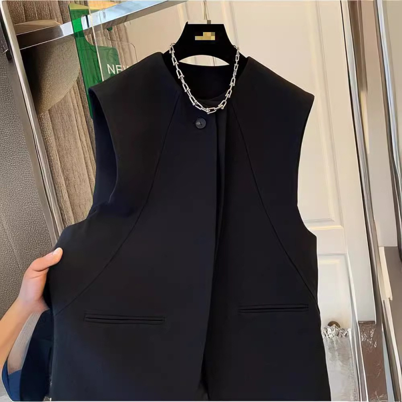 Jane`ile kena temperamendiga musta ülikonna vestiga jakk 2024. aasta kevadeks, uus väike lihtne jakk