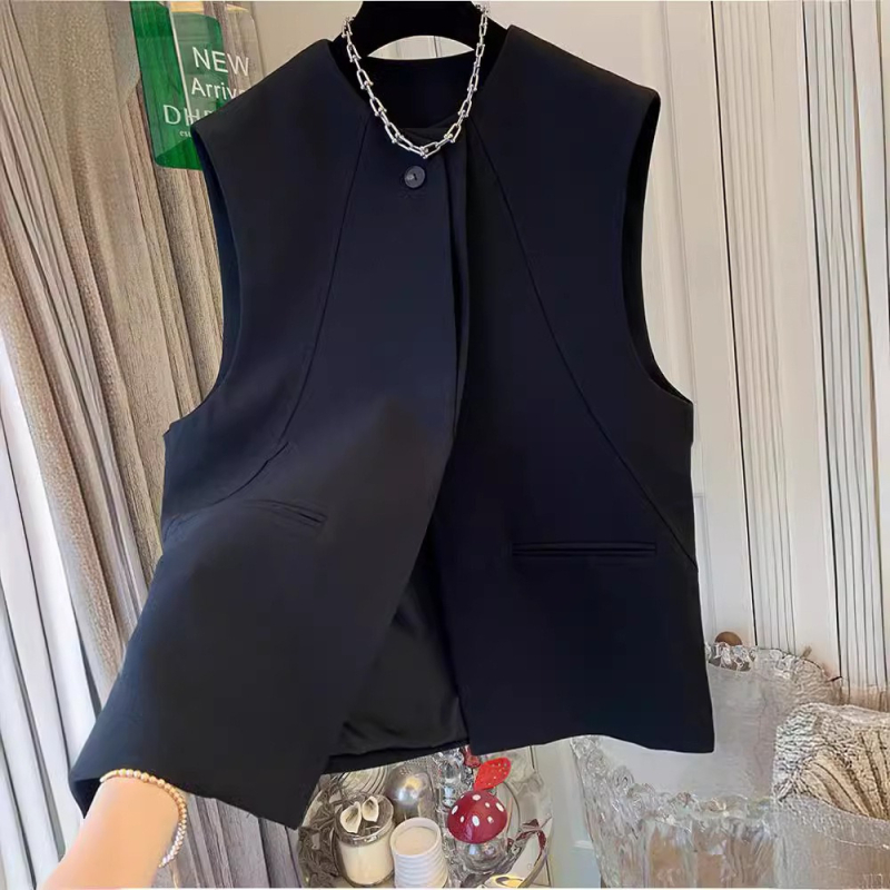 Jane`ile kena temperamendiga musta ülikonna vestiga jakk 2024. aasta kevadeks, uus väike lihtne jakk