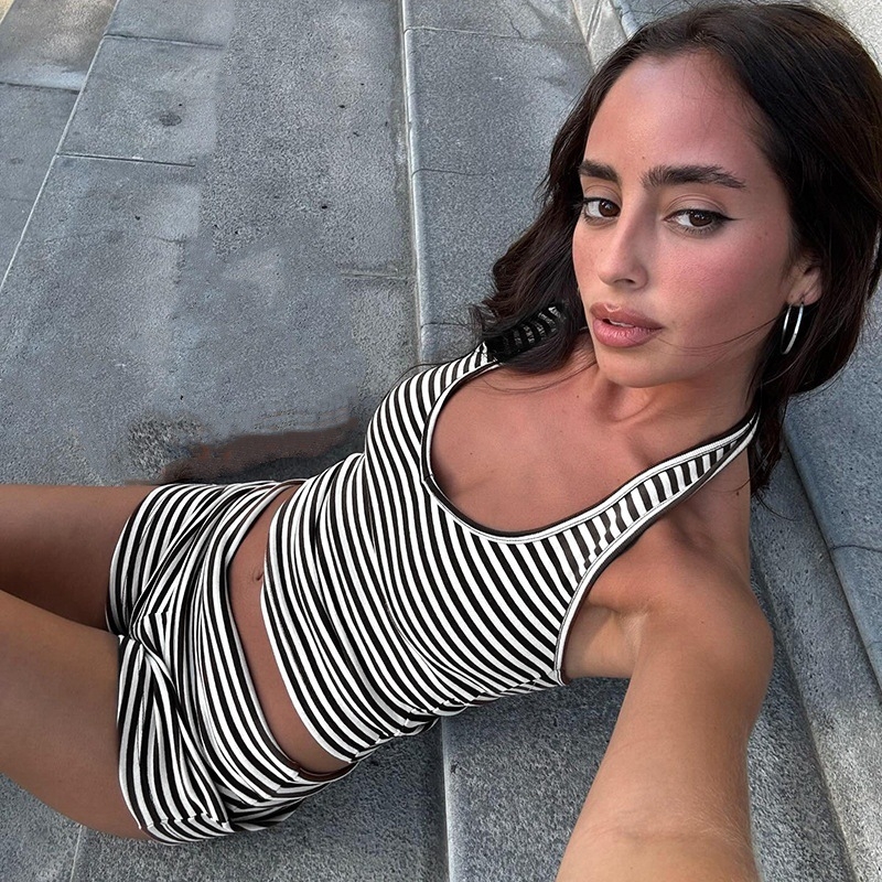 Primăvara 2025, nou, confortabil, simplu, cu guler jos, design texturat cu blocuri de culoare, talie exterioară, pantaloni scurți strâmți, set din două piese