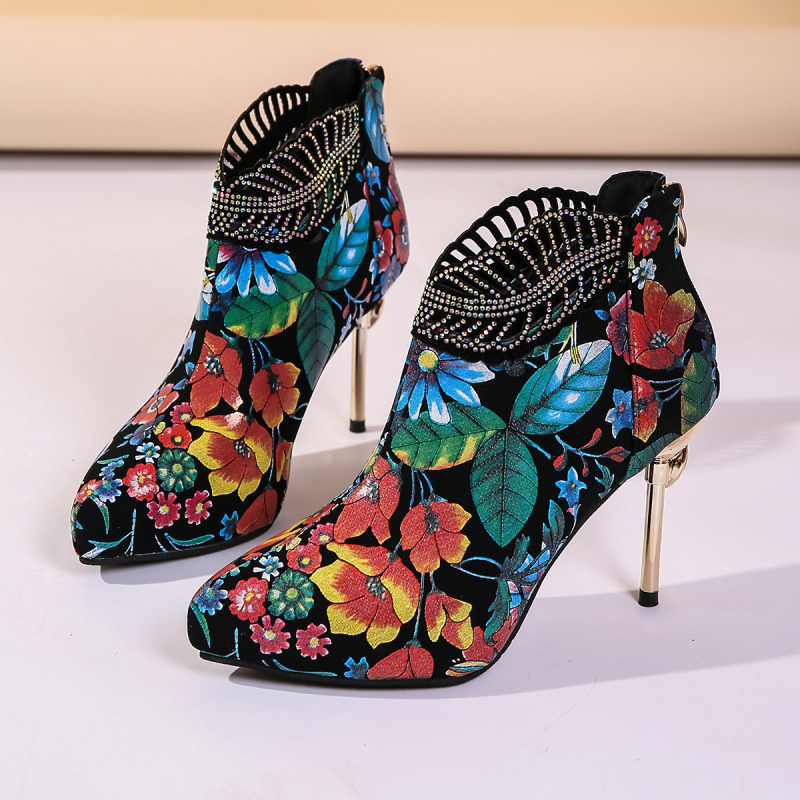 Veľké veľkosti zahraničného obchodu 2023 Jarné a jesenné nové vysoké podpätky čižmy z antickej kože s vyšívaným jemným podpätkom Baotou móda módna obuv