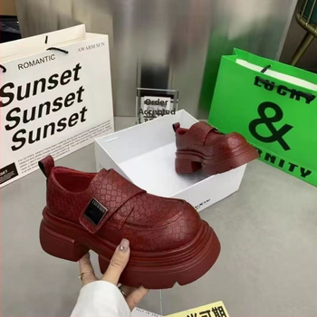 Γυναικεία Παπούτσια European Station 2024 Άνοιξη Νέα Loafers με Χοντρό Πάτο και Velcro, Βρετανικού Στυλ, Λουστρίνι, Lazy Παπούτσια, Μοντέρνα