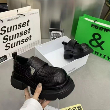 Γυναικεία Παπούτσια European Station 2024 Άνοιξη Νέα Loafers με Χοντρό Πάτο και Velcro, Βρετανικού Στυλ, Λουστρίνι, Lazy Παπούτσια, Μοντέρνα