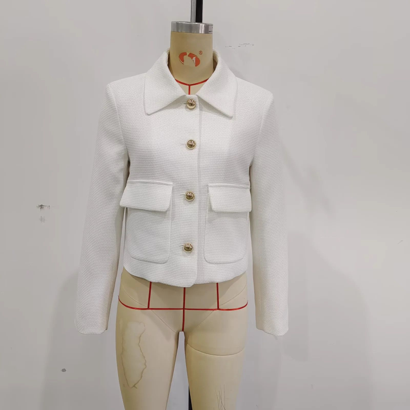 Tavaszi új női ruházat Chanel stílusú egyszerű 2025 fehér divatos gombos kabát, mindenféle európai és amerikai stílusú dekorációval
