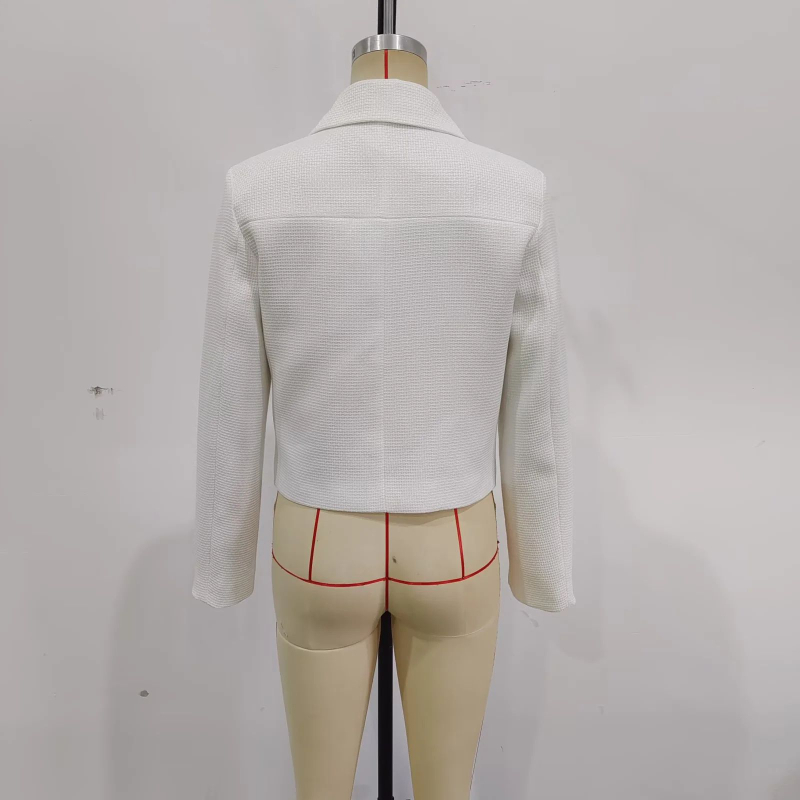 Tavaszi új női ruházat Chanel stílusú egyszerű 2025 fehér divatos gombos kabát, mindenféle európai és amerikai stílusú dekorációval