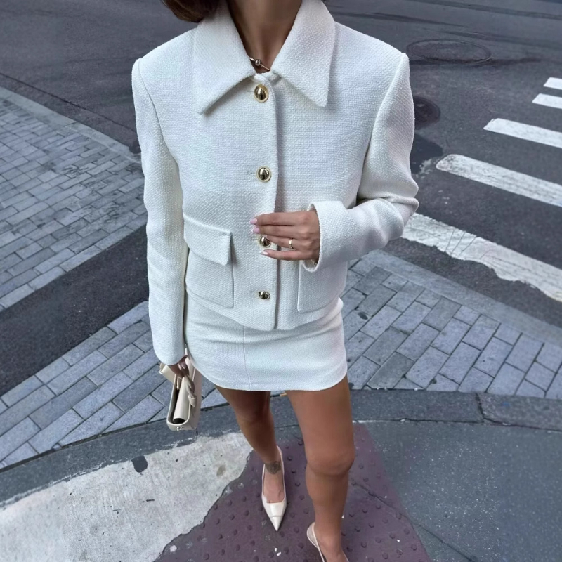 Tavaszi új női ruházat Chanel stílusú egyszerű 2025 fehér divatos gombos kabát, mindenféle európai és amerikai stílusú dekorációval