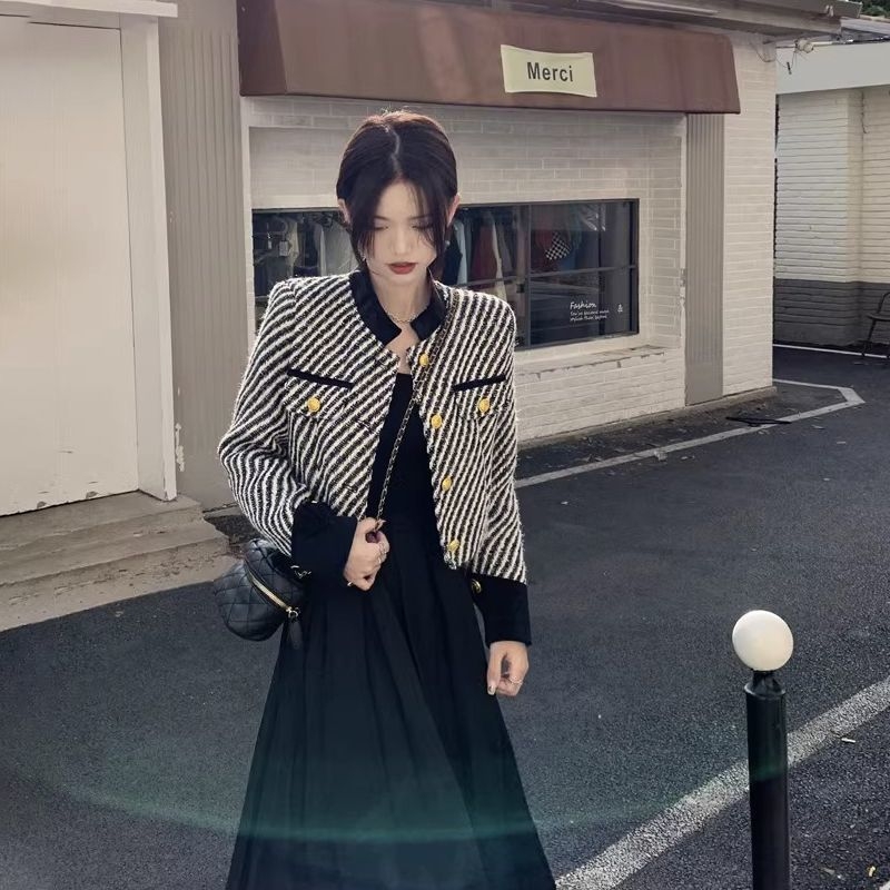 Bunda v kórejskom štýle inšpirovaná Chanel pre drobné ženy, začiatok jesene 2025, zhrubnutý krátky stojatý golier, módna