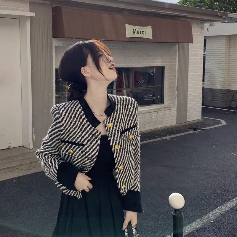 Bunda v kórejskom štýle inšpirovaná Chanel pre drobné ženy, začiatok jesene 2025, zhrubnutý krátky stojatý golier, módna