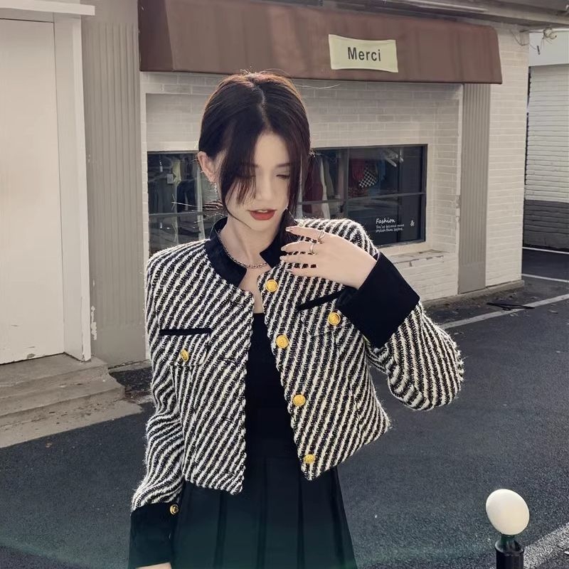Bunda v kórejskom štýle inšpirovaná Chanel pre drobné ženy, začiatok jesene 2025, zhrubnutý krátky stojatý golier, módna