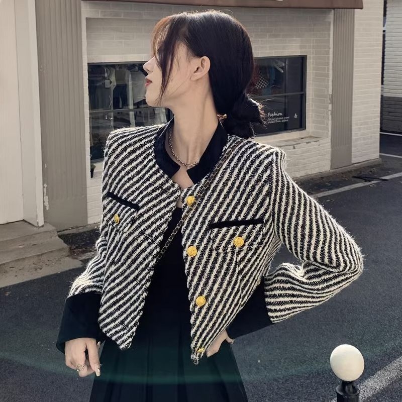 Bunda v kórejskom štýle inšpirovaná Chanel pre drobné ženy, začiatok jesene 2025, zhrubnutý krátky stojatý golier, módna