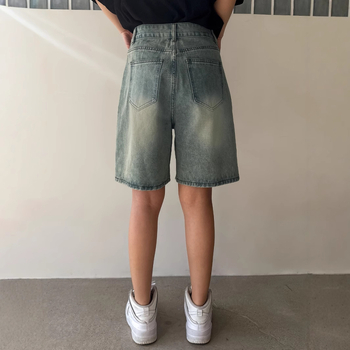 Tarpvalstybinė užsienio prekyba „Amazon“ Europoje ir Amerikoje. Seni vintažiniai džinsiniai šortai, moteriškos laisvos, tiesios, plačios, penkių taškų kelnės.