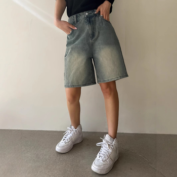 Tarpvalstybinė užsienio prekyba „Amazon“ Europoje ir Amerikoje. Seni vintažiniai džinsiniai šortai, moteriškos laisvos, tiesios, plačios, penkių taškų kelnės.