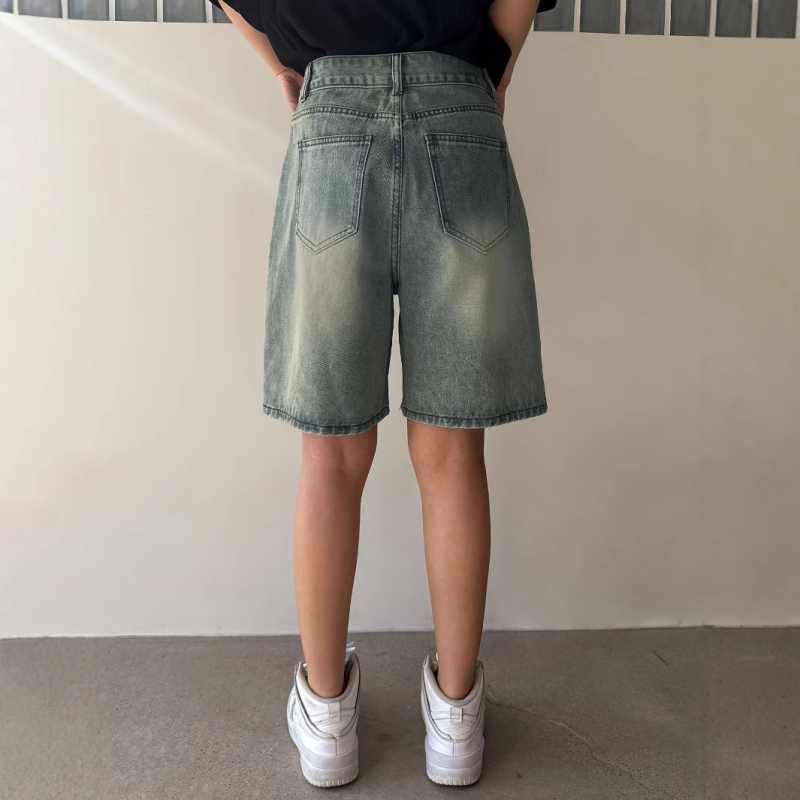 Tarpvalstybinė užsienio prekyba „Amazon“ Europoje ir Amerikoje. Seni vintažiniai džinsiniai šortai, moteriškos laisvos, tiesios, plačios, penkių taškų kelnės.