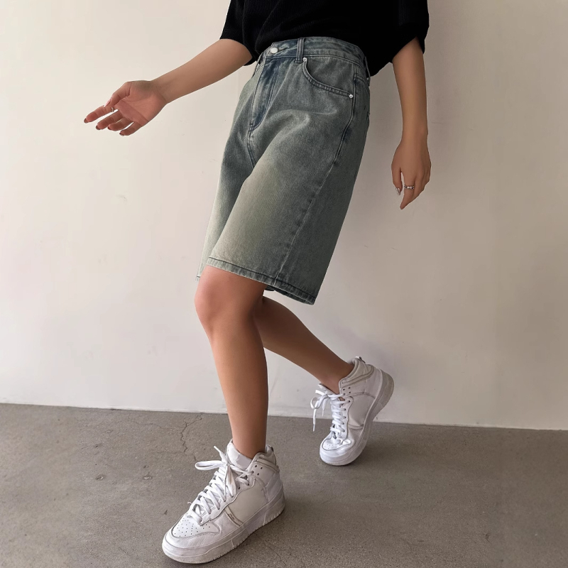 Tarpvalstybinė užsienio prekyba „Amazon“ Europoje ir Amerikoje. Seni vintažiniai džinsiniai šortai, moteriškos laisvos, tiesios, plačios, penkių taškų kelnės.