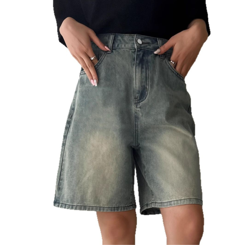 Tarpvalstybinė užsienio prekyba „Amazon“ Europoje ir Amerikoje. Seni vintažiniai džinsiniai šortai, moteriškos laisvos, tiesios, plačios, penkių taškų kelnės.