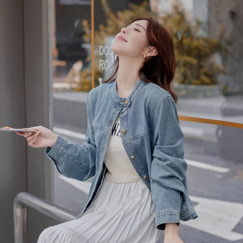 Prava fotografija samostalno zadržane retro plave traper jakne za žene u jesen, široki i uski kratki gornji dio jakne