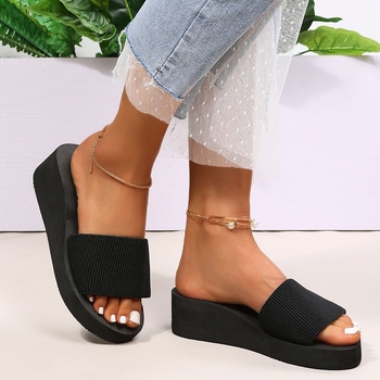 Nemojte kupovati papuče bez razlike. Ove moderne papuče su udobne i prozračne s nagibom od brušene kože (3-5 cm).