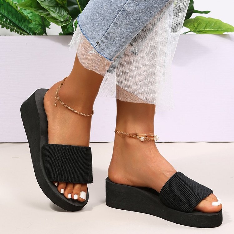 Nemojte kupovati papuče bez razlike. Ove moderne papuče su udobne i prozračne s nagibom od brušene kože (3-5 cm).