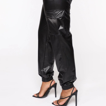 В наличност PU гащеризон 2023 нови европейски и американски стил модерни дамски панталони с връзки до глезена, свободни кожени панталони y2g основни панталони