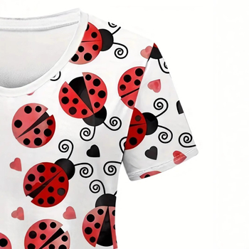 Naiste V-kaelusega, õla ja vöökohaga lühikeste varrukatega T-särk, taskutega meditsiinilise abi riided, müügil lepatriinu seitsme tähega 3D-printimise mustriga.