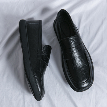 Pánske ploché mokasíny na jar a leto 2025 s mäkkou podrážkou a nazúvacím dizajnom, ležérna kožená obuv pre mužov