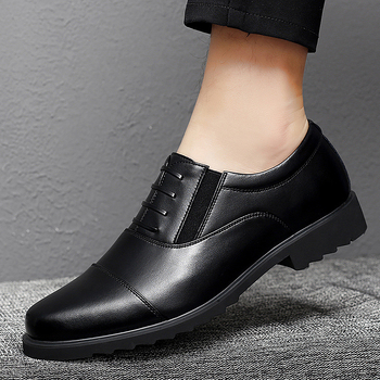 Veľkoobchodné nové pánske ležérne kožené topánky s gumenou podrážkou, pohodlné a priedušné topánky s špičkou, britské čierne kožené topánky