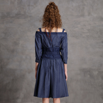 Elegantné pruhované šaty s odhalenými ramenami a lodičkovým výstrihom z tencelového denimu, krátka retro sukňa 2024, široký opasok A82156