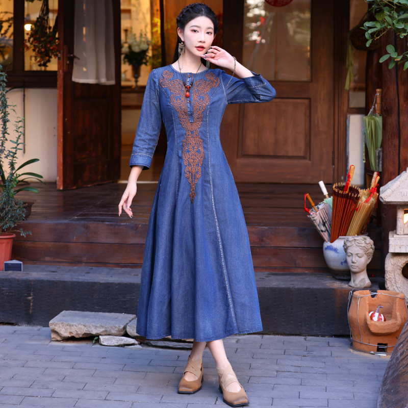 Dlhé džínsové šaty s výšivkou v vintage čínskom štýle, jar 2025, nové elegantné zoštíhľujúce šaty s dlhým rukávom 82657