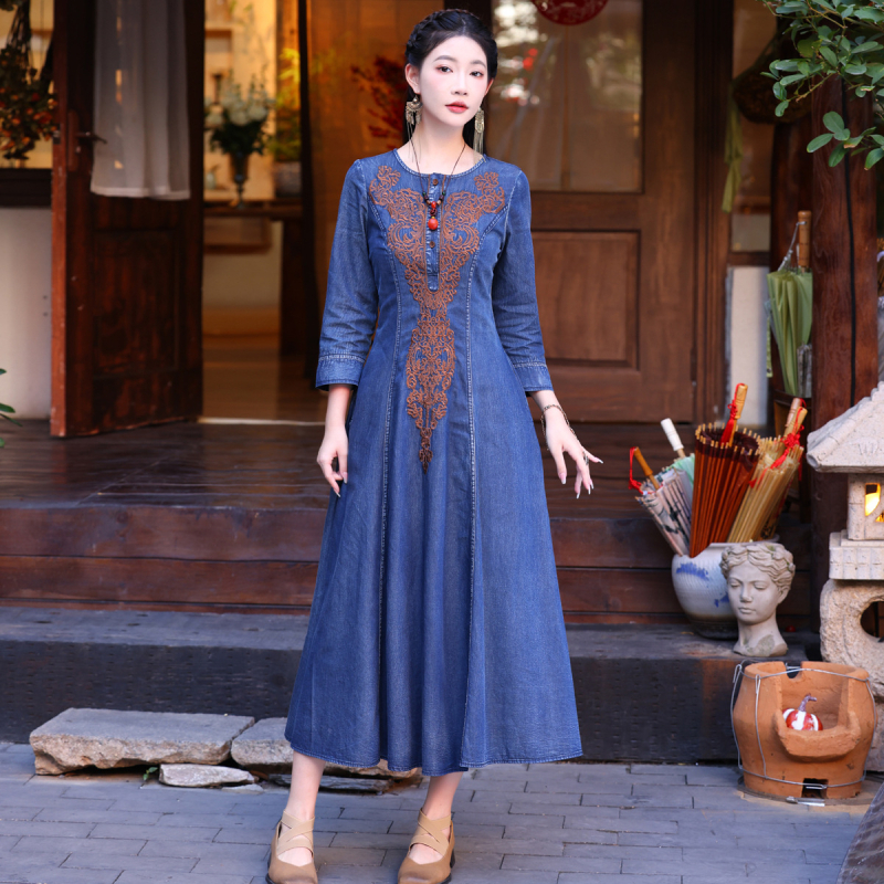 Dlhé džínsové šaty s výšivkou v vintage čínskom štýle, jar 2025, nové elegantné zoštíhľujúce šaty s dlhým rukávom 82657
