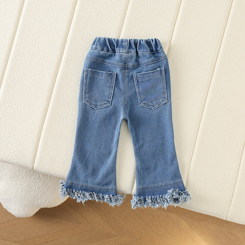 Pavasarį ir rudenį madingi korėjietiško stiliaus platėjantys džinsai su kutais