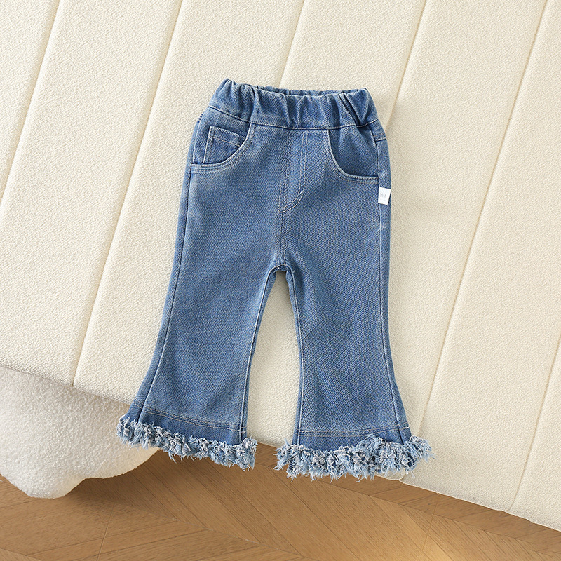 Pavasarį ir rudenį madingi korėjietiško stiliaus platėjantys džinsai su kutais