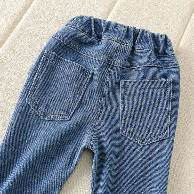 Pavasarį ir rudenį madingi korėjietiško stiliaus platėjantys džinsai su kutais