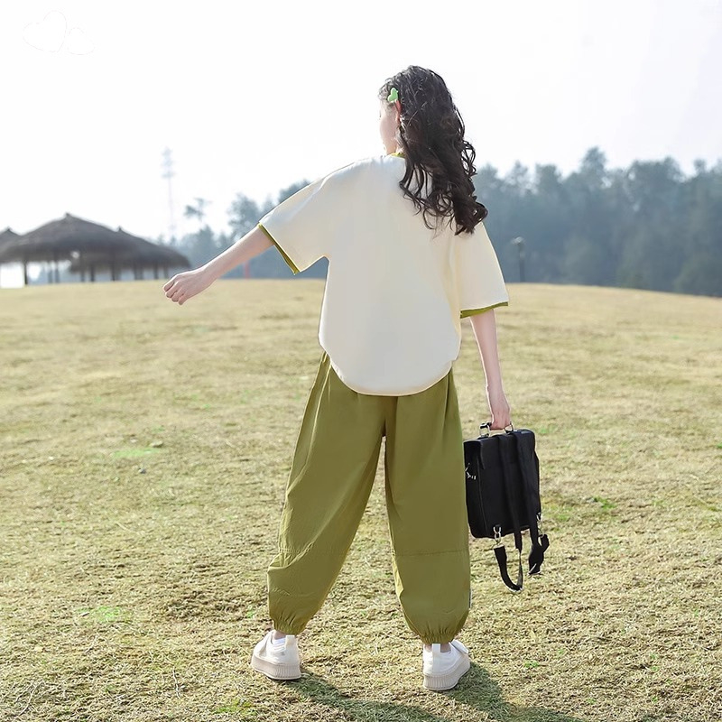 Dievčenský letný oblek 2024 Nový ležérny kórejský štýl s krátkym rukávom a západným štýlom, zelený králik, trendy, štýlové, široké nohavice, dvojdielna súprava