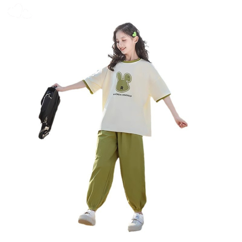 Dievčenský letný oblek 2024 Nový ležérny kórejský štýl s krátkym rukávom a západným štýlom, zelený králik, trendy, štýlové, široké nohavice, dvojdielna súprava