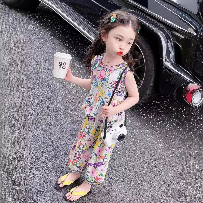 Trendovski cvjetni komplet za djevojčice za ljeto 2025., novi korejski čipkasti top bez rukava i široke hlače, dvodijelni set