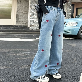 Piiriülesed tüdrukute kevad- ja sügisteksad 2025. aastaks. Uued Korea stiilis keskmise ja suure laste moe armastuskirjaga tikitud teksad. Trendikad