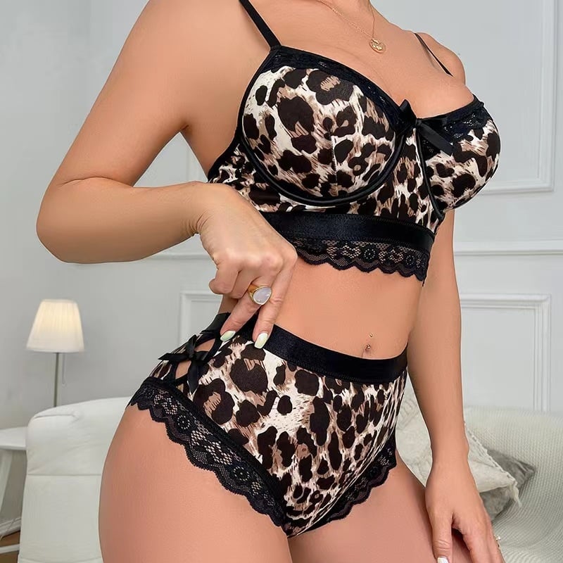 Gražūs apatiniai moterims, seksualūs, leopardo spaudos, sustorėjusios mažos krūtinės liemenėlės, seksualūs nėrinių dirželiai, leopardo spaudos pižamos, dviejų dalių apatiniai