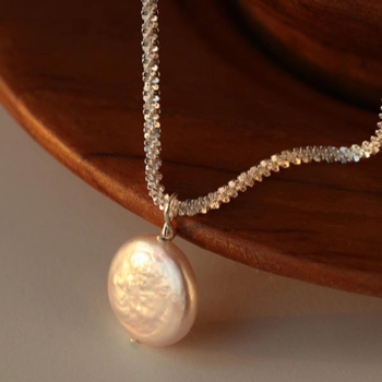 Sädelev ebakorrapärase kujuga pärlmutterkaelakee naistele, lihtne moodne isiksusega kaelakee, millel on rangluuga sobivad ketid.