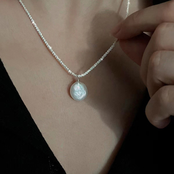 Sädelev ebakorrapärase kujuga pärlmutterkaelakee naistele, lihtne moodne isiksusega kaelakee, millel on rangluuga sobivad ketid.