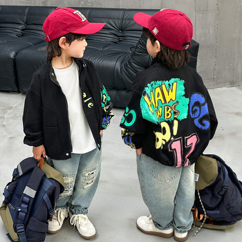 Νέο, όμορφο, μοντέρνο παιδικό μπουφάν για αγόρια, βαμβακερό παλτό με γκράφιτι, άνοιξη και φθινόπωρο 2024