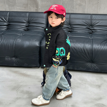 Νέο, όμορφο, μοντέρνο παιδικό μπουφάν για αγόρια, βαμβακερό παλτό με γκράφιτι, άνοιξη και φθινόπωρο 2024