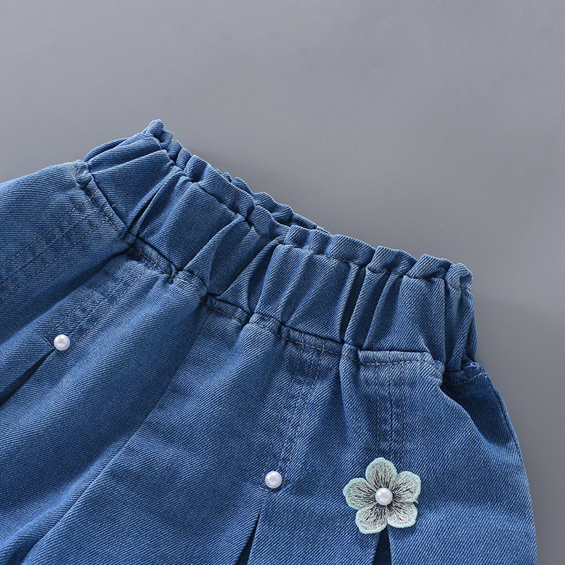 Tüdrukute pehmed teksariidest lühikesed püksid, suvised õhukesed laste Korea stiilis lahtised kuumad püksid 2025. aasta uued väikelapse tüdrukute püksid