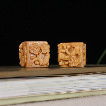 Sandalkoka grebta plūmju ziedu kvadrātveida teksta aproces aksesuāri, pašu darināta mobilā tālruņa ķēdes somas kulona kulona aksesuāri vairumtirdzniecībā