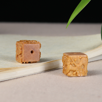 Σανταλόξυλο σκαλιστό άνθος δαμάσκηνου τετράγωνο κείμενο παιχνίδι αξεσουάρ βραχιολιών diy κινητό τηλέφωνο αλυσίδα τσάντα κρεμαστό κόσμημα αξεσουάρ κρεμαστό κόσμημα χονδρική