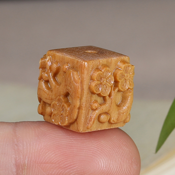 Σανταλόξυλο σκαλιστό άνθος δαμάσκηνου τετράγωνο κείμενο παιχνίδι αξεσουάρ βραχιολιών diy κινητό τηλέφωνο αλυσίδα τσάντα κρεμαστό κόσμημα αξεσουάρ κρεμαστό κόσμημα χονδρική