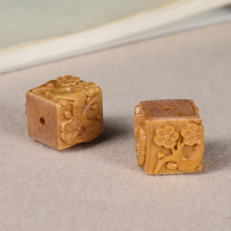 Sandalkoka grebta plūmju ziedu kvadrātveida teksta aproces aksesuāri, pašu darināta mobilā tālruņa ķēdes somas kulona kulona aksesuāri vairumtirdzniecībā